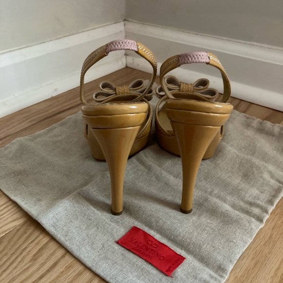 VALENTINO Nude Patent Heels with dust bag - Picture 4 of 11